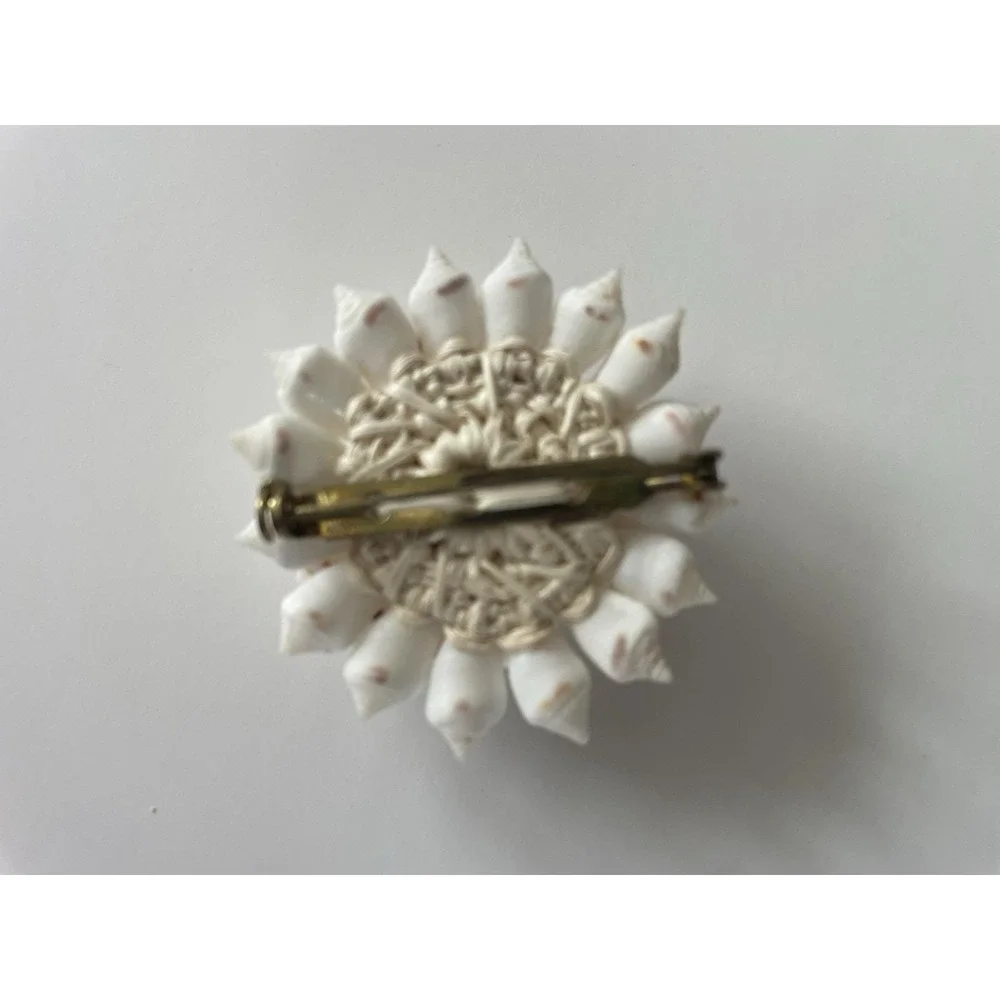 Cowrie Shell Brooch Pin Hand‎ Woven Flower Design White Straw Marshall Islands